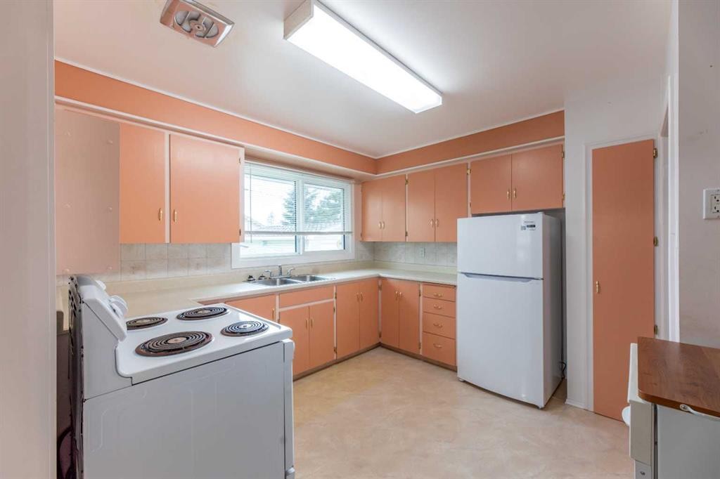 









104


Fraser

Street,
Hinton,




AB
T7V 1B7

