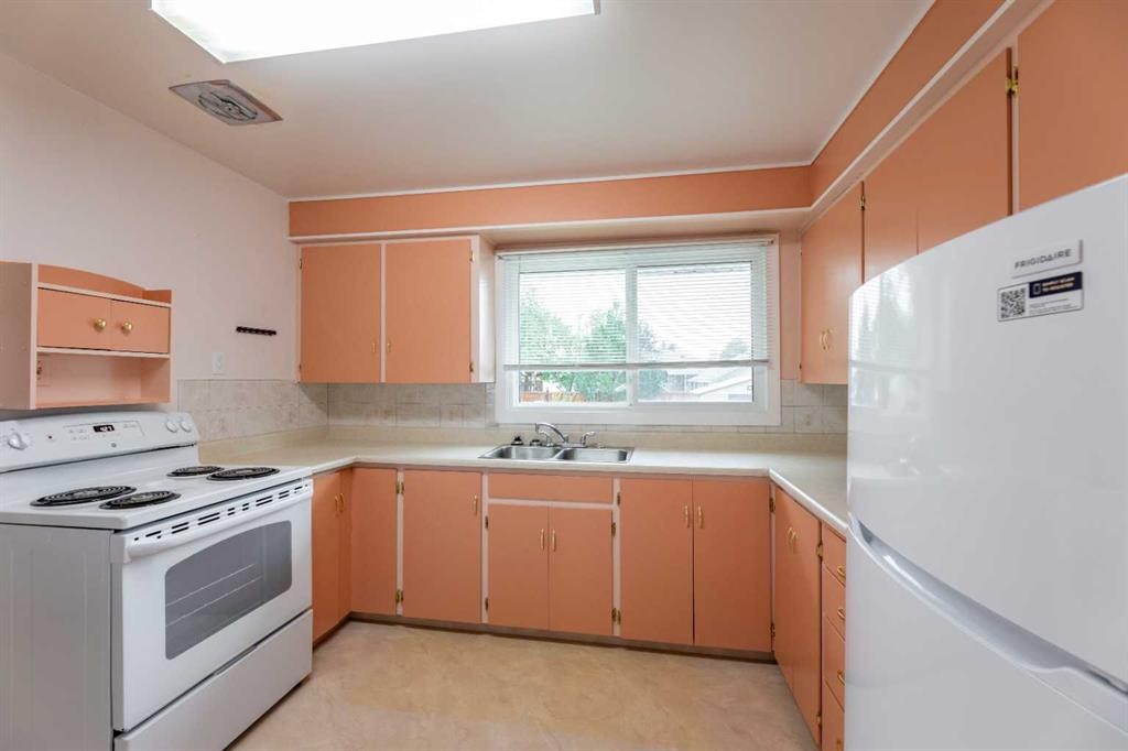 









104


Fraser

Street,
Hinton,




AB
T7V 1B7

