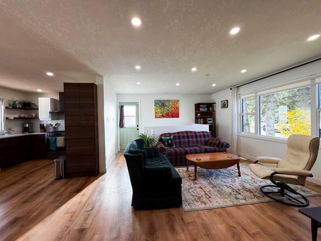 









125


Douglas

Drive,
Hinton,




AB
T7V 1C1

