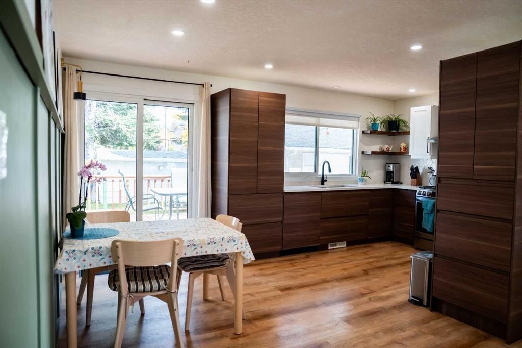 









125


Douglas

Drive,
Hinton,




AB
T7V 1C1

