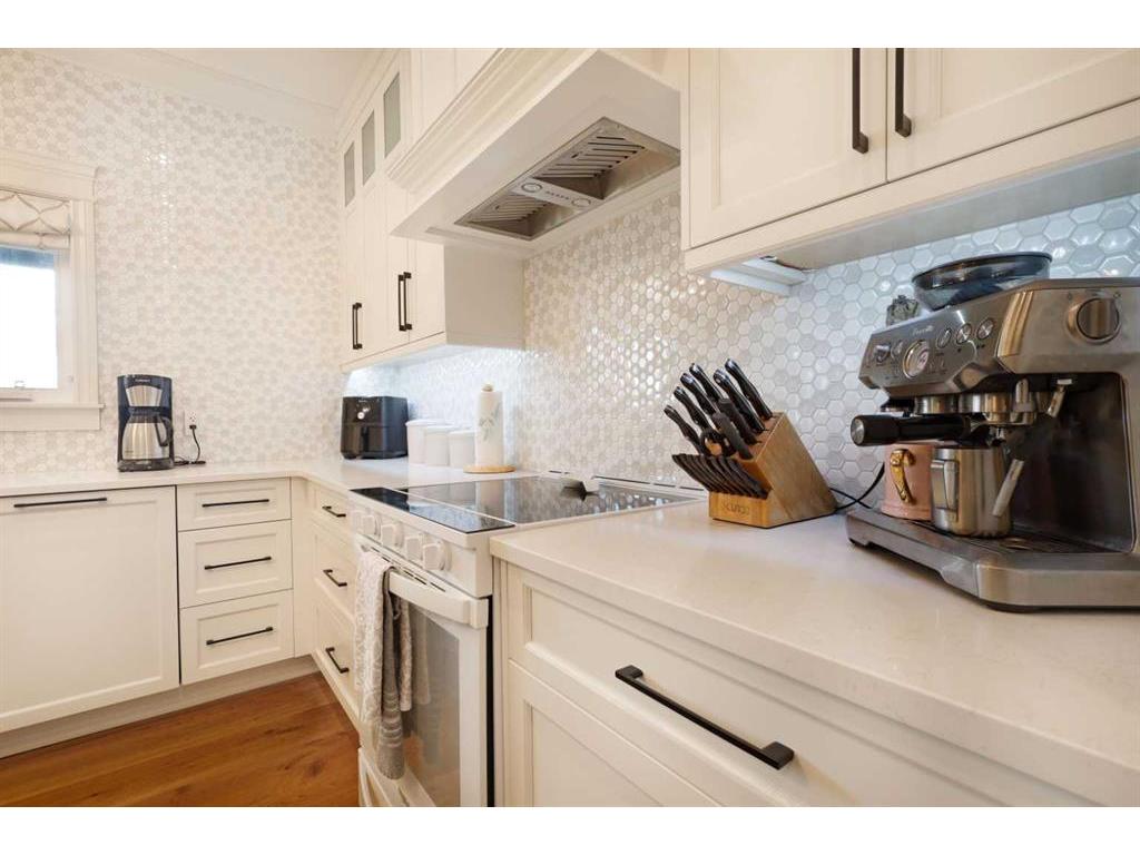 









911


2

Avenue West,
Brooks,




AB
T1R0B7

