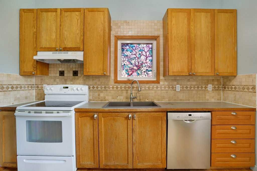 









521


Tulip

Street,
Rosemary,




AB
T0J 2W0

