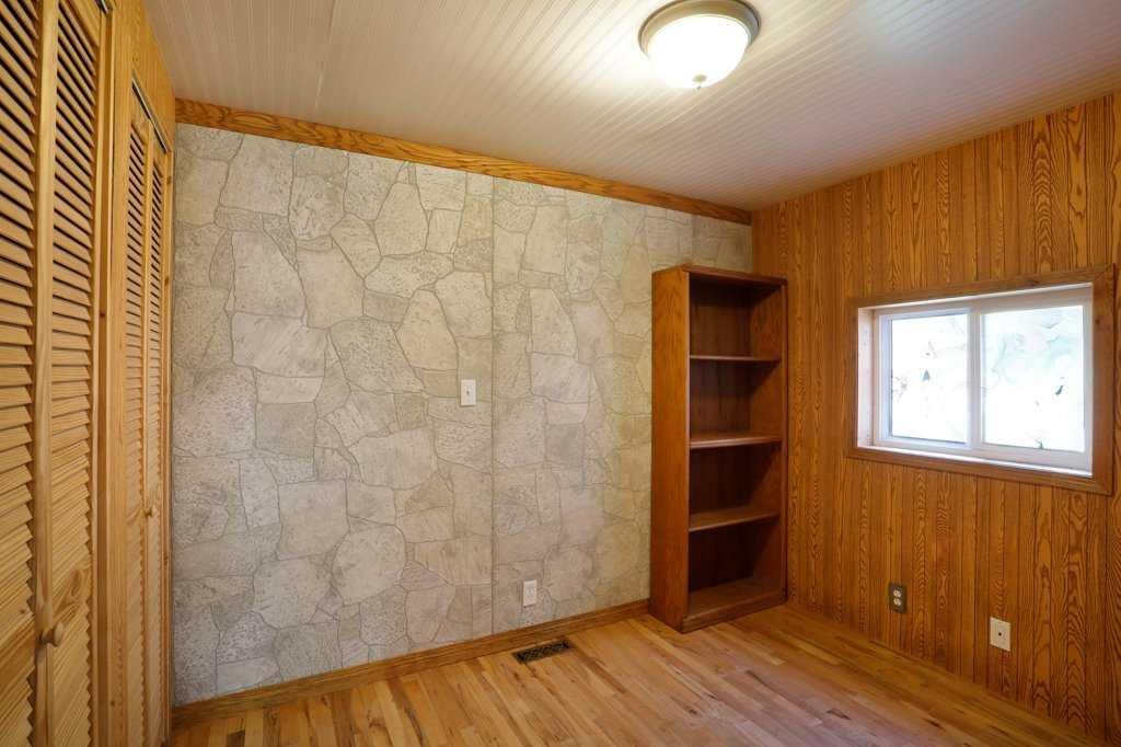 









521


Tulip

Street,
Rosemary,




AB
T0J 2W0

