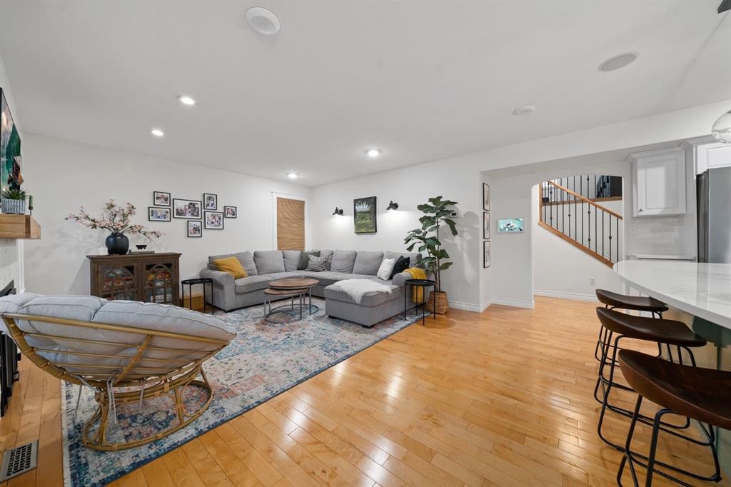 









61


White Pelican

Way,
Lake Newell Resort,




AB
T1R 0X5

