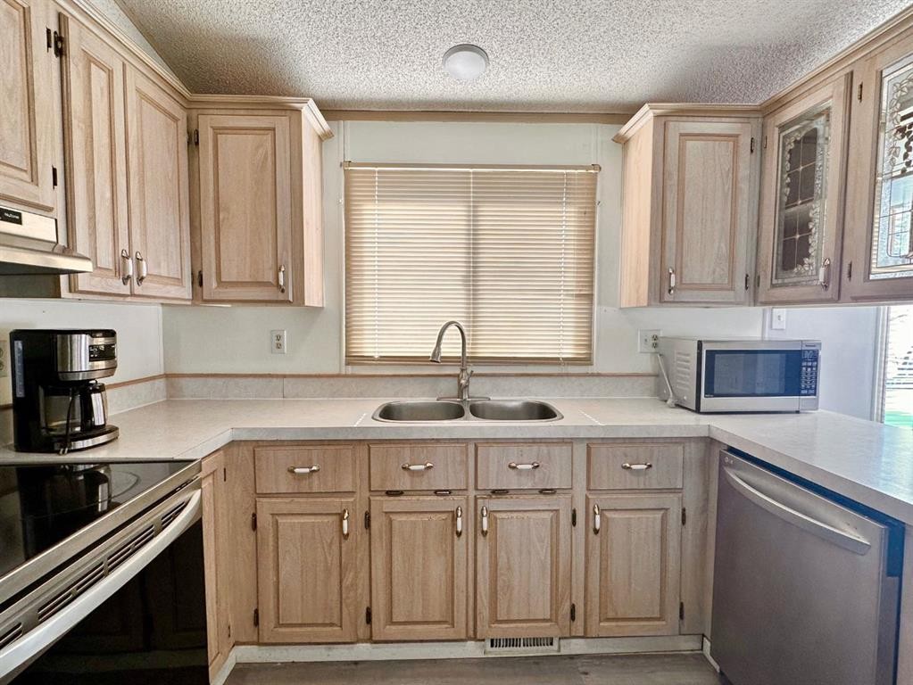 









613


Iris

Street,
Rosemary,




AB
T0J 2W0

