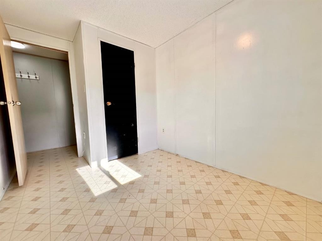 









613


Iris

Street,
Rosemary,




AB
T0J 2W0

