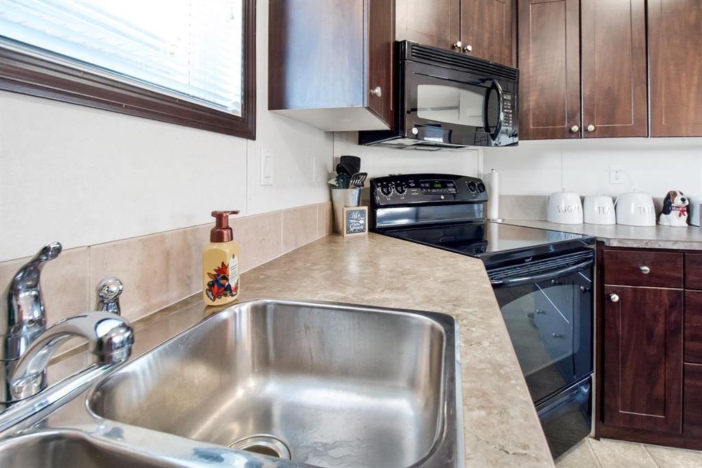 









327


3

Street,
Hays,




AB
T0K 1B0

