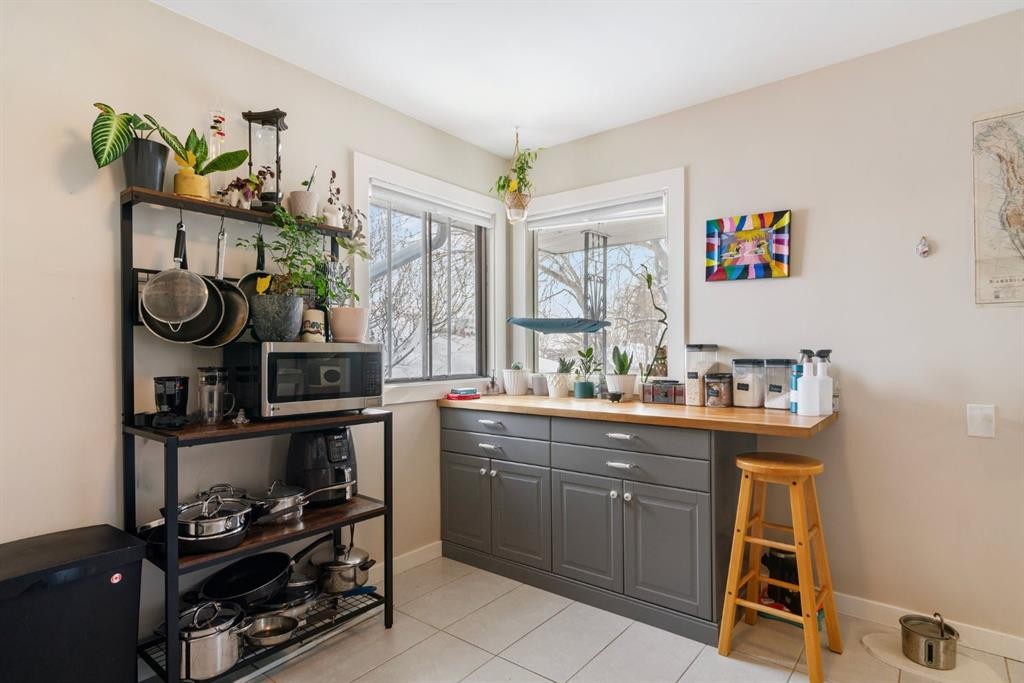 









206


43

Avenue Southwest,
Calgary,




AB
T2S 1A9

