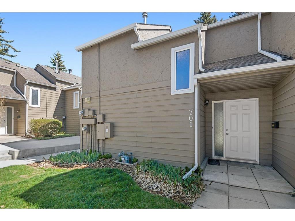 









829


Coach Bluff

Crescent Southwest, 701,
Calgary,




AB
T3H 1B1

