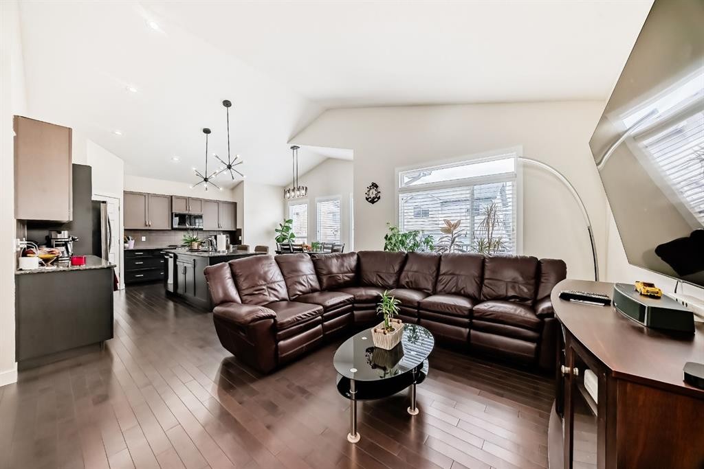 









612


Montgomery

Close Southeast,
High River,




AB
T1B0B7

