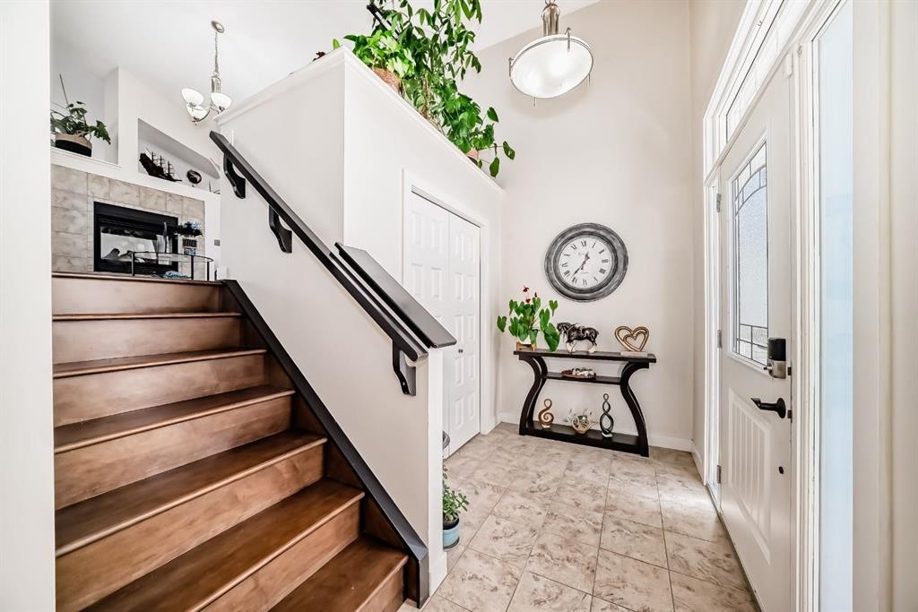 









612


Montgomery

Close Southeast,
High River,




AB
T1B0B7

