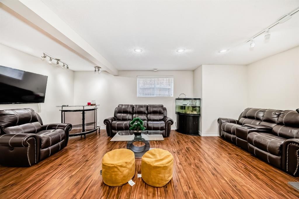 









612


Montgomery

Close Southeast,
High River,




AB
T1B0B7

