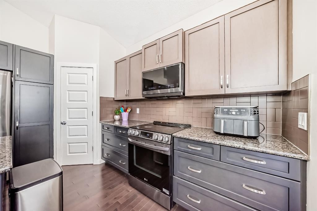 









612


Montgomery

Close Southeast,
High River,




AB
T1B0B7

