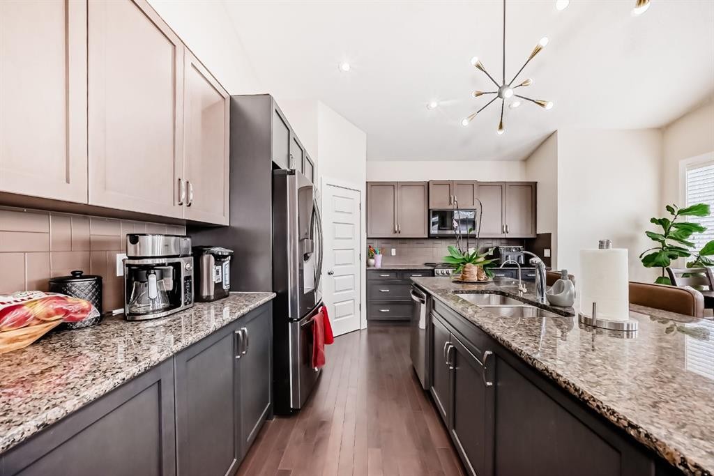 









612


Montgomery

Close Southeast,
High River,




AB
T1B0B7

