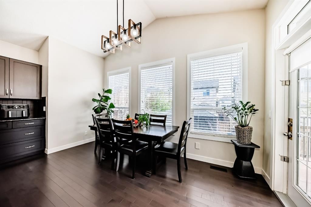









612


Montgomery

Close Southeast,
High River,




AB
T1B0B7

