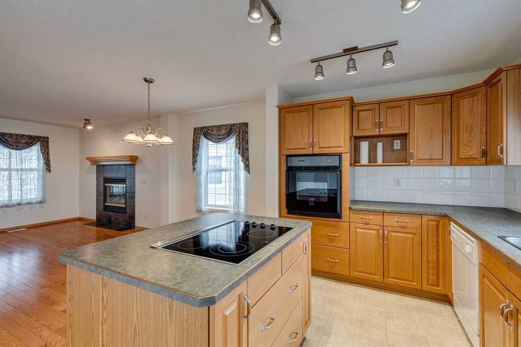 









7707


Martha's Haven

Park Northeast, 187,
Calgary,




AB
T3J3Z7

