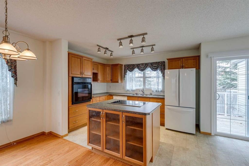 









7707


Martha's Haven

Park Northeast, 187,
Calgary,




AB
T3J3Z7

