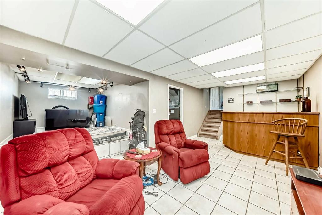 









32


Radcliffe

Bay Southeast,
Calgary,




AB
T2A 6B3

