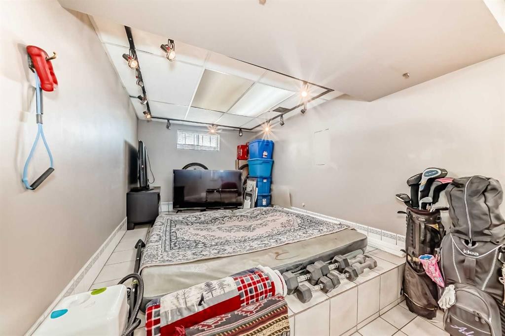 









32


Radcliffe

Bay Southeast,
Calgary,




AB
T2A 6B3

