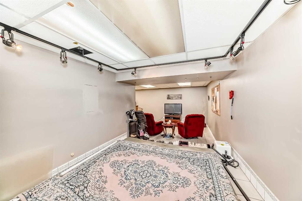 









32


Radcliffe

Bay Southeast,
Calgary,




AB
T2A 6B3

