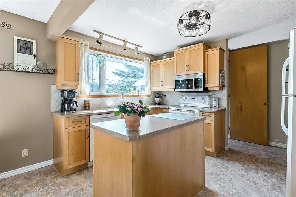









2628


Lionel

Crescent Southwest,
Calgary,




AB
T3E6B1

