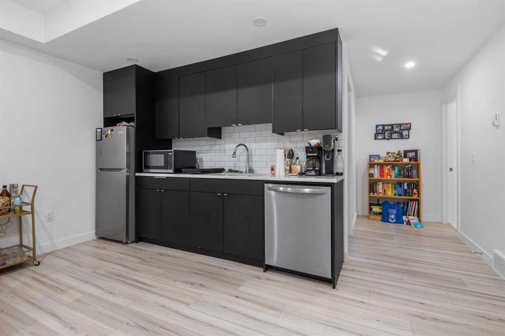 









1523


20

Avenue Northwest, 2,
Calgary,




AB
T2M 1G7

