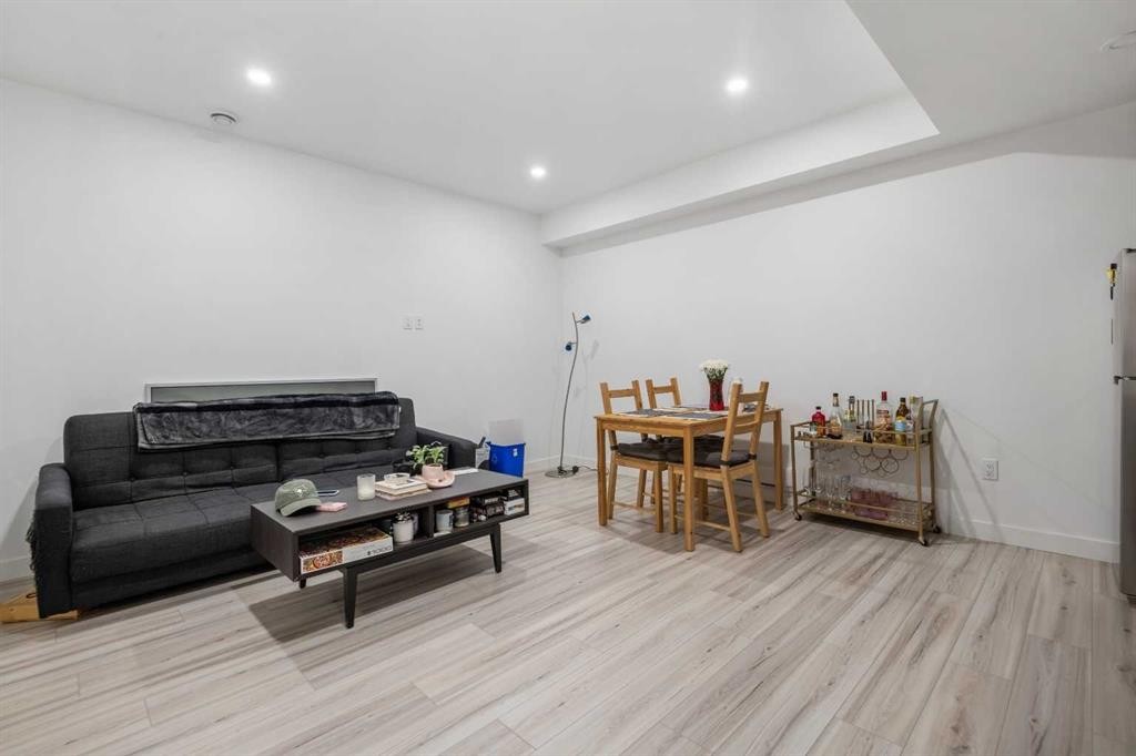 









1523


20

Avenue Northwest, 2,
Calgary,




AB
T2M 1G7

