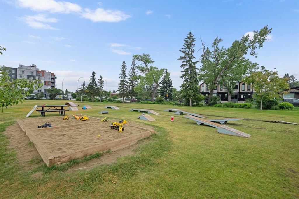 









1523


20

Avenue Northwest, 2,
Calgary,




AB
T2M 1G7

