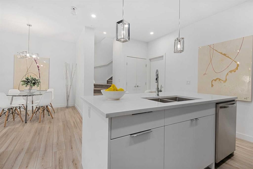 









1523


20

Avenue Northwest, 2,
Calgary,




AB
T2M 1G7

