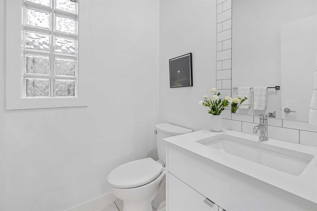 









1523


20

Avenue Northwest, 2,
Calgary,




AB
T2M 1G7

