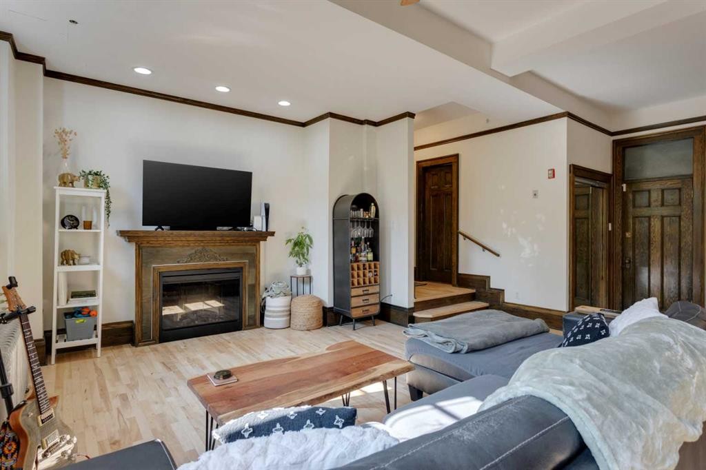 









804


18

Avenue Southwest, 1,
Calgary,




AB
T2T 0G8

