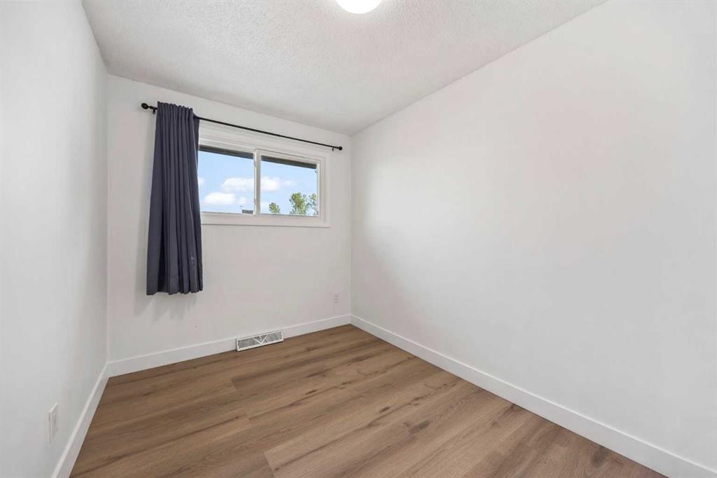 









290099


1016

Drive East,
Rural Foothills County,




AB
T1S 1A2

