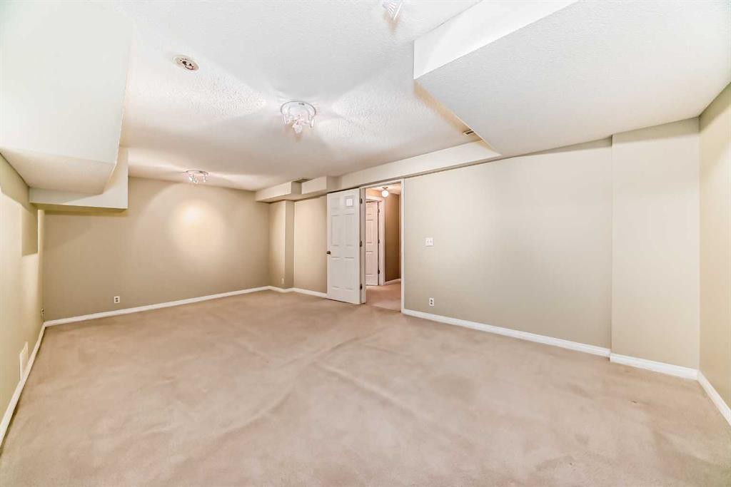 









275


Woodridge

Drive Southwest, 23,
Calgary,




AB
T2W 4S4

