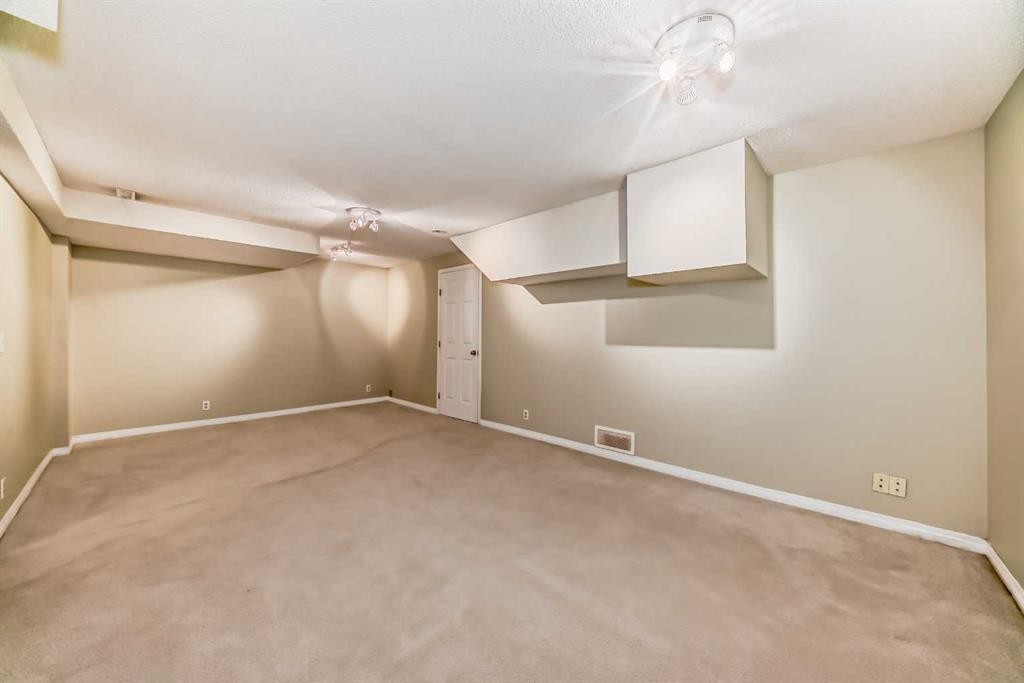 









275


Woodridge

Drive Southwest, 23,
Calgary,




AB
T2W 4S4

