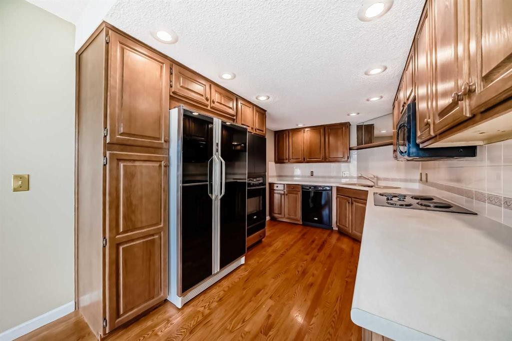 









275


Woodridge

Drive Southwest, 23,
Calgary,




AB
T2W 4S4

