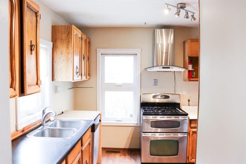 









112


5

Street,
Keoma,




AB
T4A 1G6

