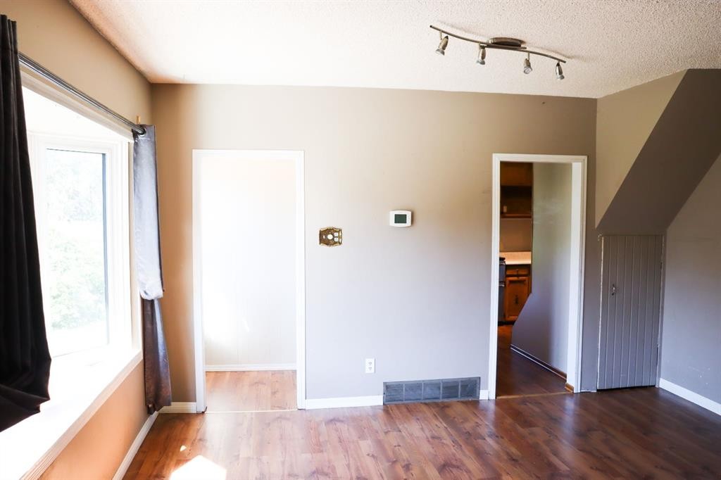 









112


5

Street,
Keoma,




AB
T4A 1G6

