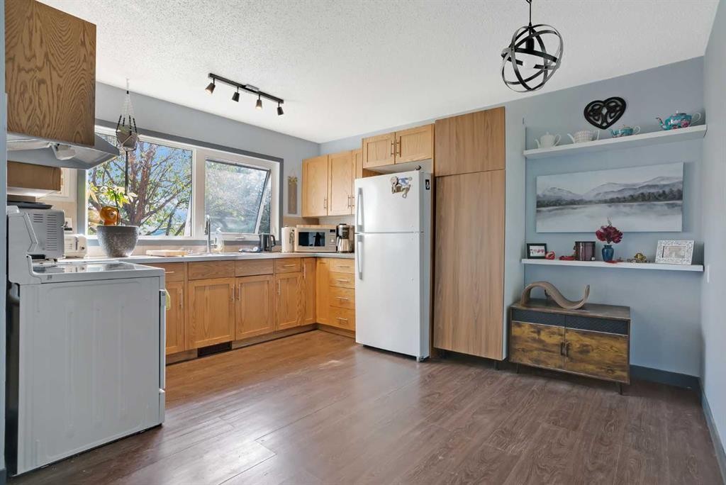 









6014


37

Street Southwest,
Calgary,




AB
T3E 5M7

