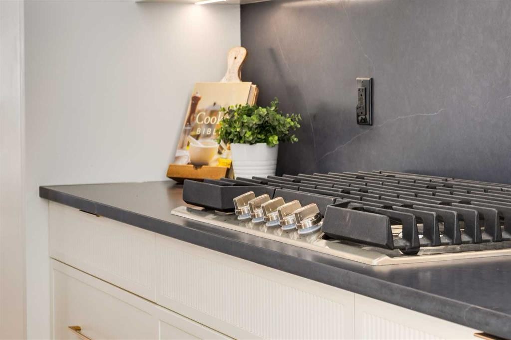 









631


28

Avenue Northwest,
Calgary,




AB
T2M2L2

