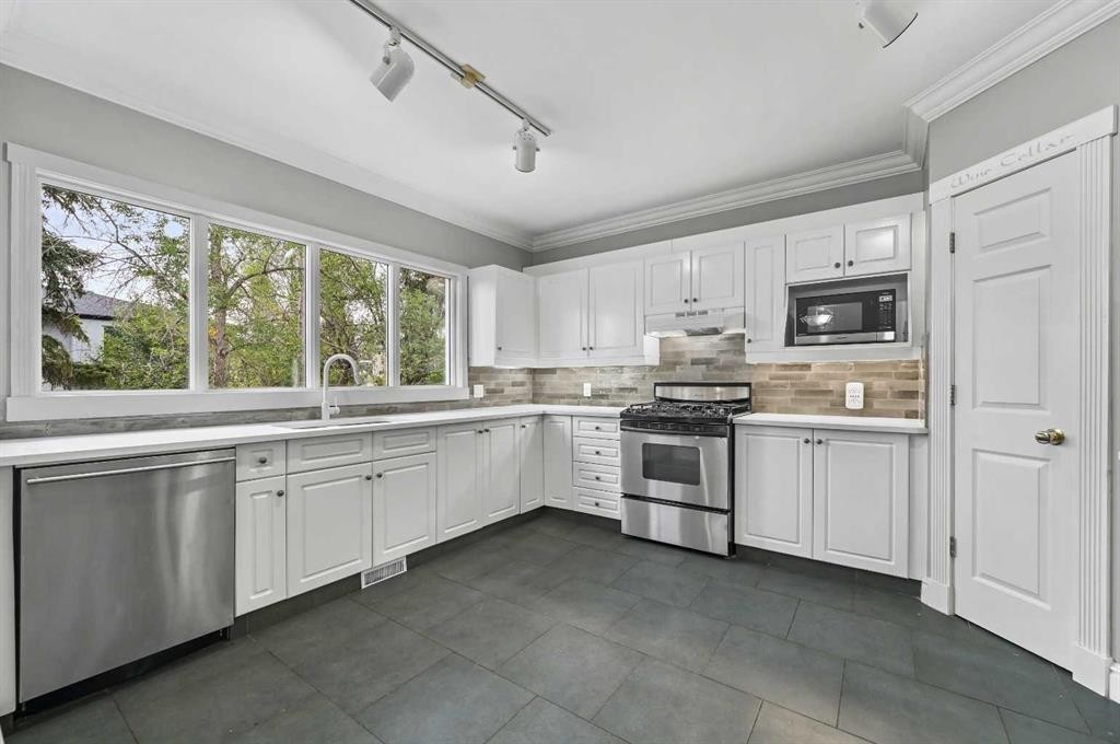 









1611


21

Avenue Southwest, 3,
Calgary,




AB
T2T0M9

