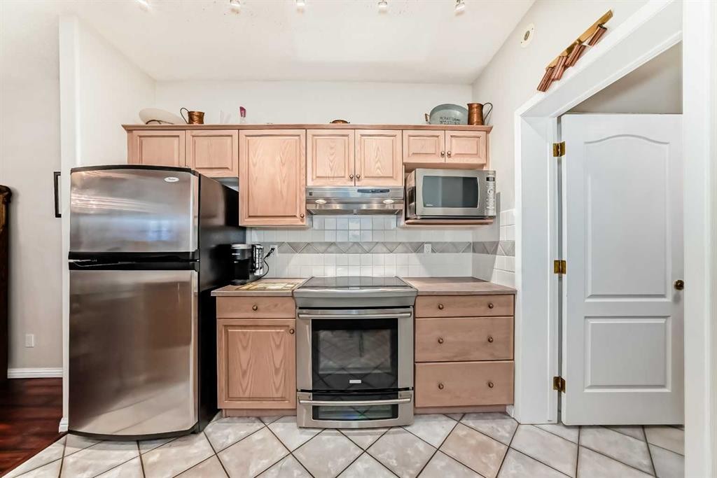 









1906


Patterson

View Southwest,
Calgary,




AB
T3H 3J9

