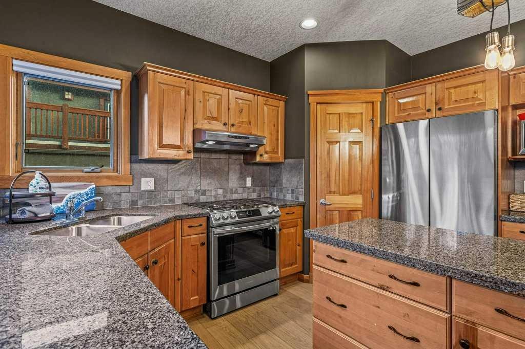 









215


Miskow

Close,
Canmore,




AB
T1W3G7

