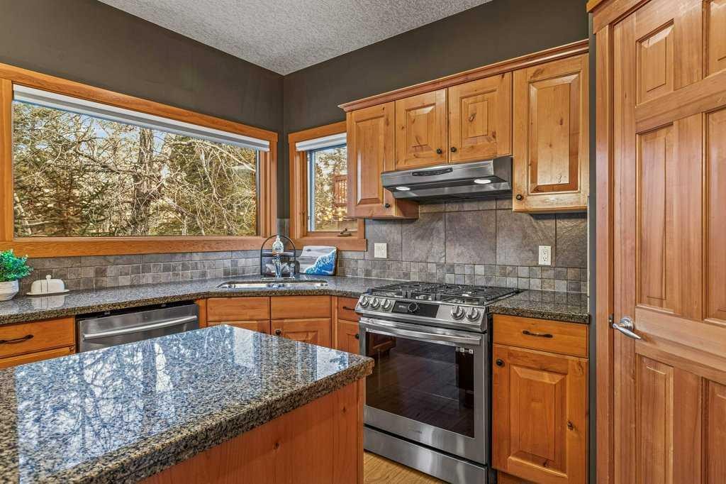 









215


Miskow

Close,
Canmore,




AB
T1W3G7

