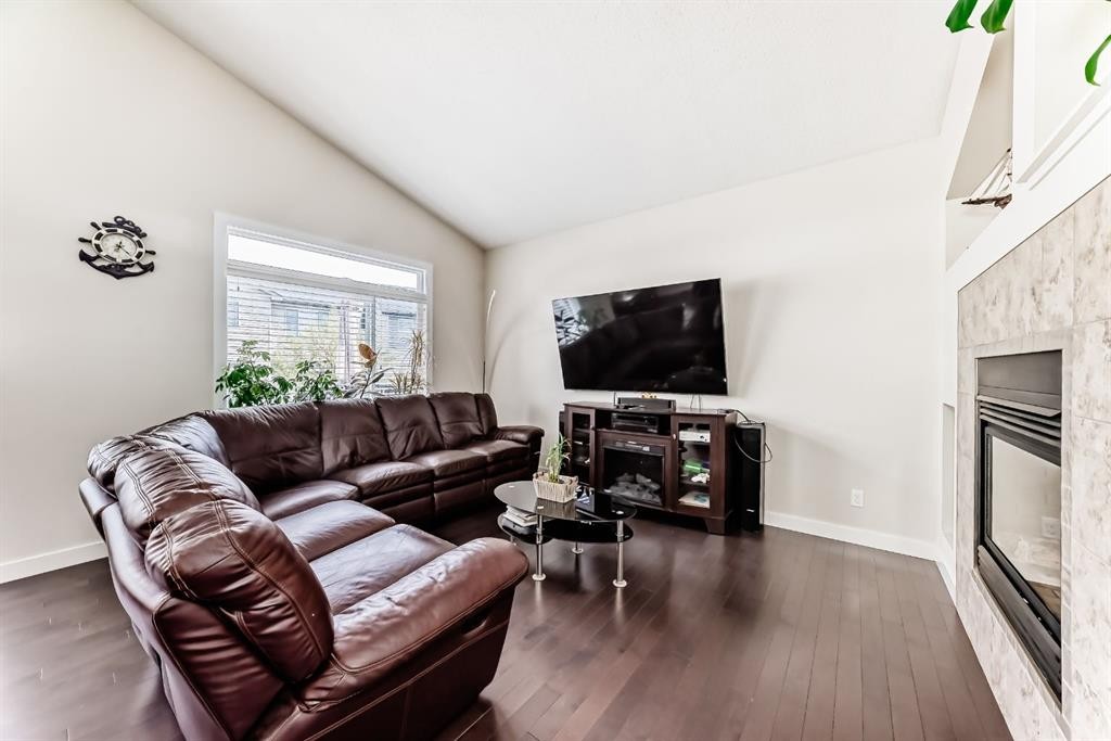 









612


Montgomery

Close Southeast,
High River,




AB
T1V0B7

