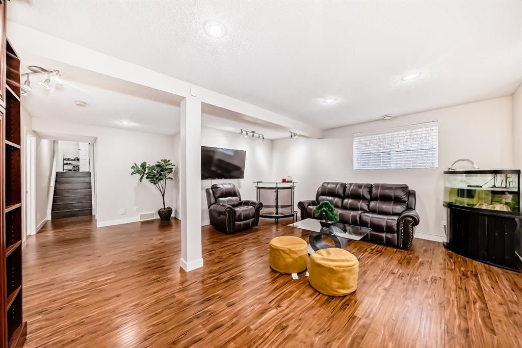 









612


Montgomery

Close Southeast,
High River,




AB
T1V0B7

