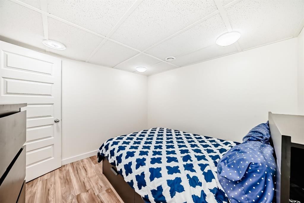 









612


Montgomery

Close Southeast,
High River,




AB
T1V0B7

