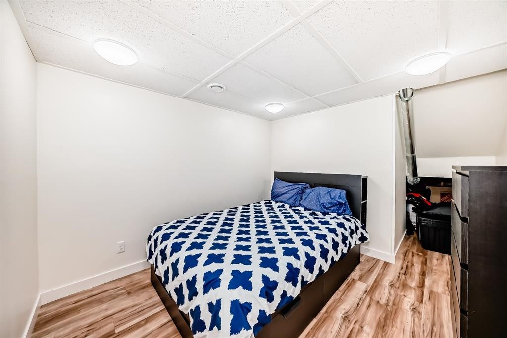









612


Montgomery

Close Southeast,
High River,




AB
T1V0B7

