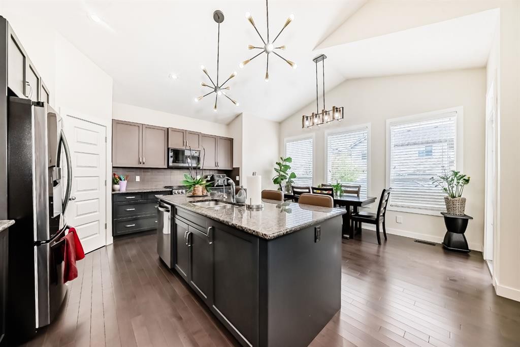 









612


Montgomery

Close Southeast,
High River,




AB
T1V0B7

