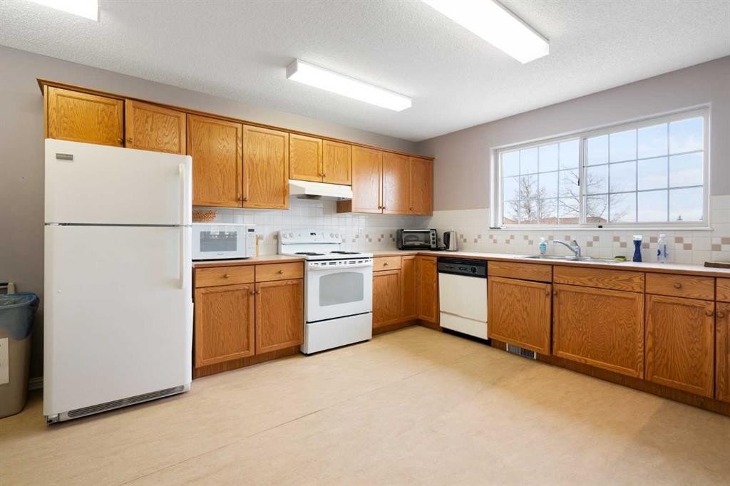 









2107


Patterson

View Southwest, .,
Calgary,




AB
T3H 3J9

