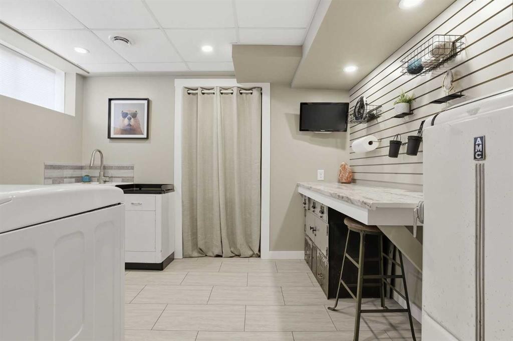 









8343


48

Avenue Northwest,
Calgary,




AB
T3B 2A9


